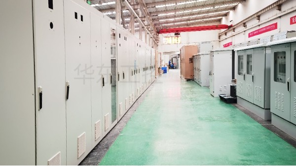 华东工控泵站控制柜生产现场