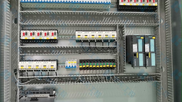 华东工控-控制柜细节