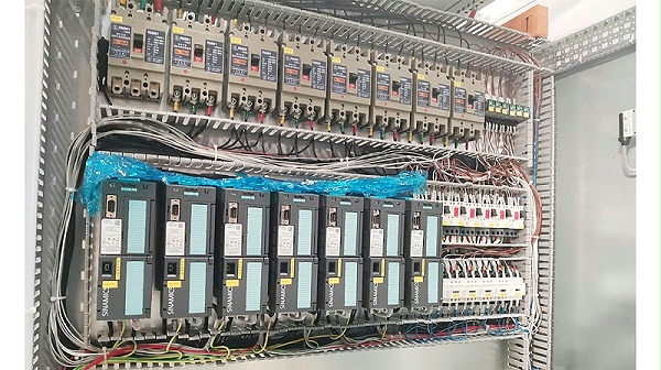 华东工控-变频柜柜内细节