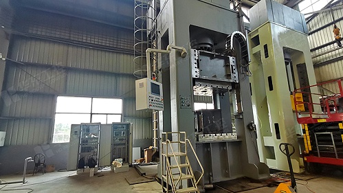 四柱液压机控制系统的及时预警功能