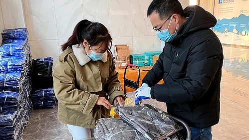 华东工控公司为员工发放新工装