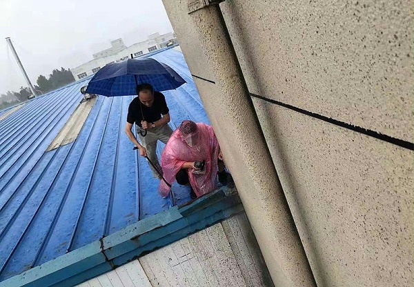 华东工控董事长房顶查探