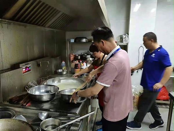 华东工控董事长为员工做晚饭