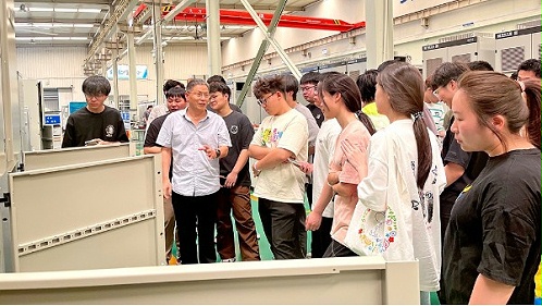 华东工控热烈欢迎中原工学院中原彼得堡航空学院学生参观实践