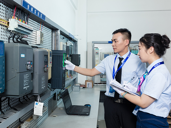 华东工控实验室工作场景